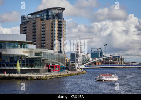 Dock di rigenerazione a MediaCityUk a Salford Quays gtr manchester, ponte di sollevamento Millennium footbridge il sollevamento verticale del Manchester Ship Canal e Lowry Th Foto Stock