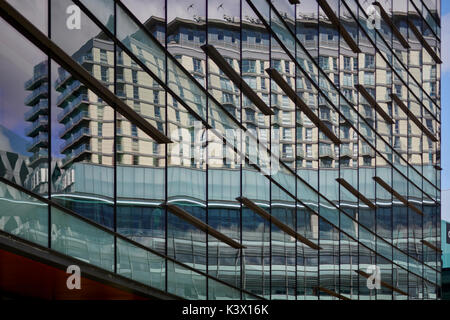 Dock di rigenerazione a MediaCityUk a Salford Quays gtr manchester, riflessioni di Holiday Inn presso gli uffici della BBC windows Foto Stock