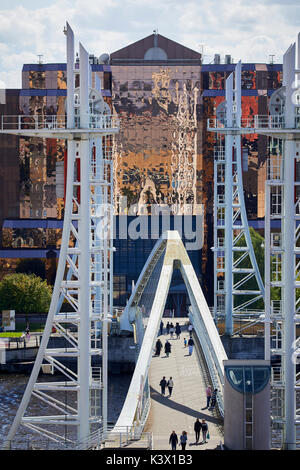 Dock di rigenerazione a MediaCityUk a Salford Quays gtr manchester, rame dorato finestre colorate di Quay West uffici ponte di sollevamento o Millennium piede Foto Stock
