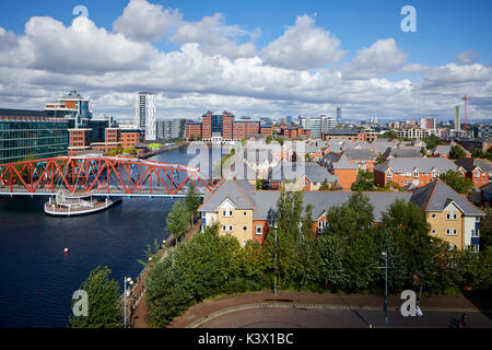 La rigenerazione docks MediaCityUk a Salford Quays gtr manchester, moderno e lussuoso complesso residenziale e Detroit il ponte pedonale. Foto Stock