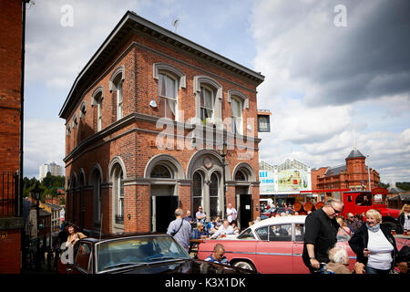 Landmark Stockport Centro Città Cheshire in gtr manchester St storico birrificio di Robinsons Bakers Vault sul mercato Brow con vintage car show Foto Stock