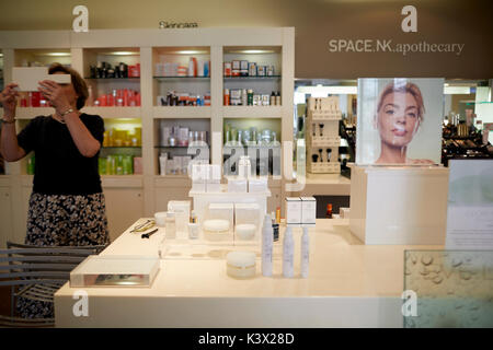 La bellezza di lusso rivenditore spazio NK St Ann's Square nel centro cittadino di Manchester Foto Stock