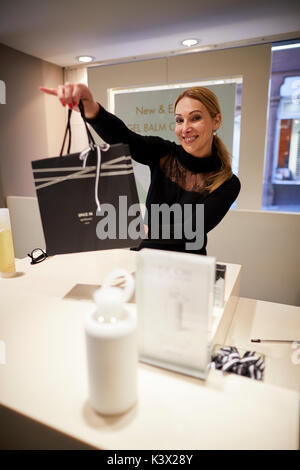 La bellezza di lusso rivenditore spazio NK St Ann's Square nel centro cittadino di Manchester Foto Stock