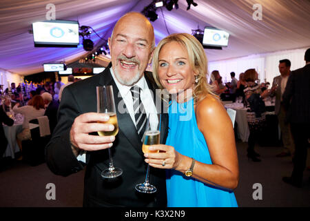 Granada TV, ITV News Report Granada telegiornale regionale presentatori Paolo Crone e Elaine Willcox Foto Stock