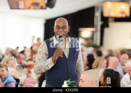 Chef celebrità Ainsley Harriott parlare in pubblico Foto Stock