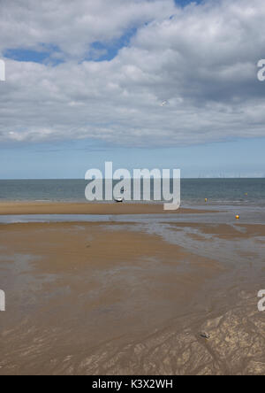 Port Eirias spiaggia a bassa marea con il mare in lontananza a conwy Galles nord regno unito Foto Stock