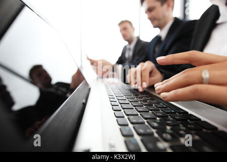 Gruppo misto di persone in riunione aziendale lavora con documenti e computer Foto Stock