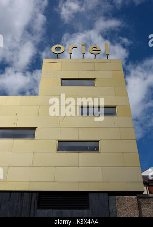 Oriel mostyn galleria elevazione posteriore con cortina ignifugo, rivestimento anti-pioggia anodizzato oro e finestre orizzontali a Llandudno nord galles uk Foto Stock