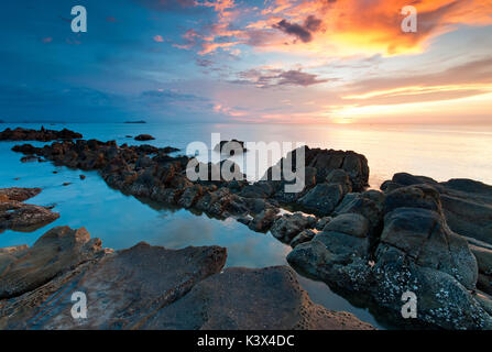 Bel tramonto in Kota Kinabalu beach, Sabah Borneo Malese. Foto Stock