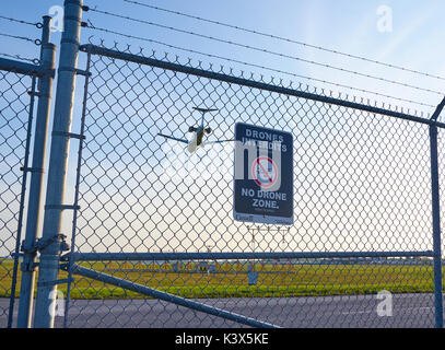 MONTREAL, Canada - 28 agosto 2017 : nessuna zona di fuchi segno e aereo a MONTREAL YUL airport. Foto Stock