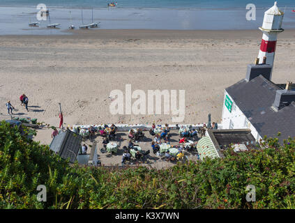 Occupato accogliente nook cafe al posto di Erin Spiaggia, Vista del faro Foto Stock