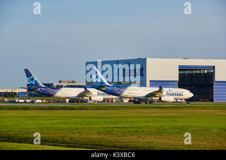 MONTREAL, Canada - 28 agosto 2017 : Air Transat piani e garage. Air Transat canadesi è un piacere compagnia aerea con sede a Montreal in Quebec operando sched Foto Stock