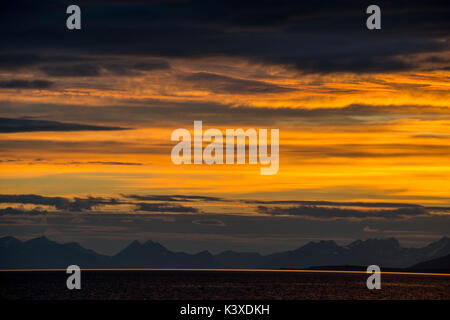 Sunrise riflessa nel mare in Lyngenfjord a nord del Circolo Polare Artico, Norvegia durante l'estate. Foto Stock