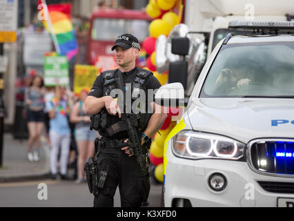 Un agente di polizia armato nel centro della città di Birmingham durante le celebrazioni di orgoglio. Foto Stock