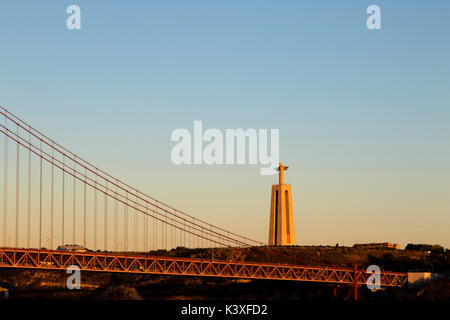 Il 25 de Abril ponte sopra il fiume Tago a Lisbona, la capitale e la città più grande del Portogallo nel quartiere di Alfama Foto Stock