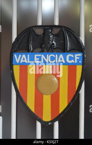 Valencia, Spagna- Agosto 28, 2017: la cresta del Valencia Club de Fútbol sul fronte principale entrata del Mestalla stadio Foto Stock