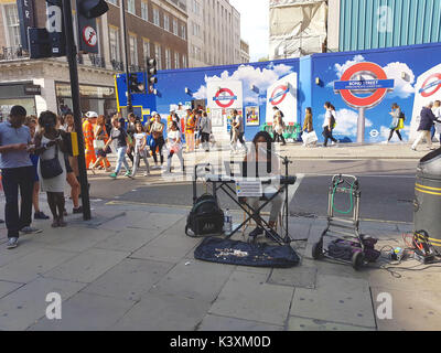 Harmony si esibisce a Oxford Street, Londra, 26 agosto 2017. Crediti: Alamy Live News Foto Stock