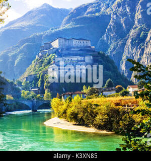 Impressionante forte di Bard,valle d' Aosta,l'Italia. Foto Stock