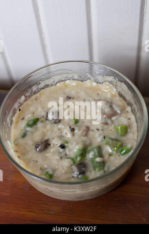 Close up di crema di funghi e asparagi risotto Foto Stock