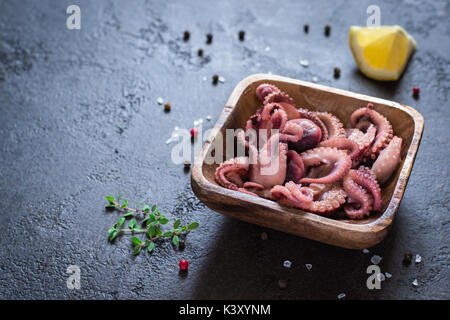 Frutti di mare moscardini in una ciotola di legno, spazio di copia Foto Stock