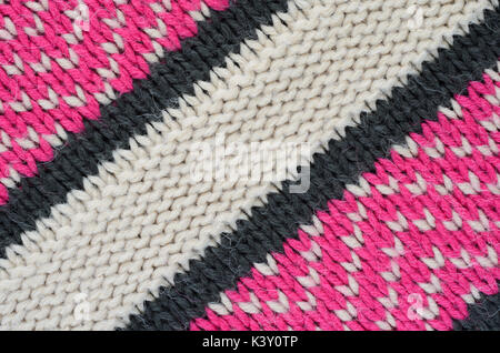 La tessitura di un beige maglione di close-up. Tre pattern di colori di maglia maglione invernale Foto Stock