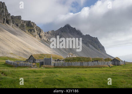 Abbandonato il villaggio vichingo movie set di fronte Vestrahorn mountain, Islanda. Foto Stock