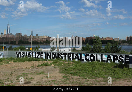 Graffiti in corrispondenza di un vuoto (molto presto per essere Trader Joe's) lungo Kent Avenue a Williamsburg, New York il 25 giugno 2017. Foto Stock