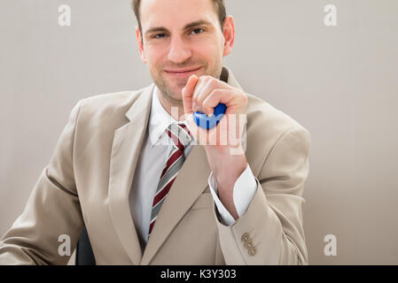 Imprenditore Blu di spremitura Palla al banco Foto Stock