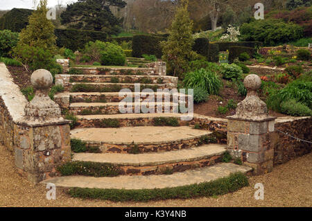 Mottistone Manor House sulla isola di Wight che mostra i giardini formali di una scalinata in pietra con pareti e simmetrica di piantare giardini paesaggistici Foto Stock