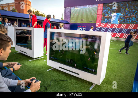 Persone di giocare a calcio sul sito del festival "osca-870' con grande schermo FIFA 17 computer gioco su la Manezhnaya Square a Mosca, Russia Foto Stock