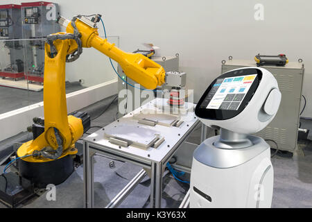 Produzione manifatturiera macchina industriale , in fabbrica del braccio di robot in smart factory , consigliere robo , di intelligenza artificiale concetto. Foto Stock