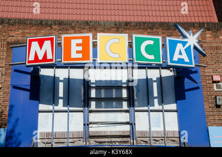 Un colorato Mecca Bingo segno sul lato di una sala bingo. Foto Stock