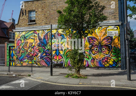 Colorata arte di strada adorna la parete sulla strada Buck in Camden Town, Londra. Foto Stock