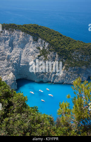 Barche ormeggiate alla spiaggia del relitto sull'isola di Zante in Grecia Foto Stock