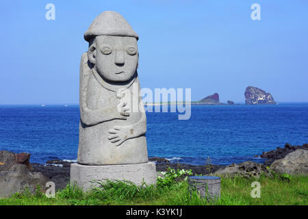 Un dol hareubang nonno statua su Jeju Island in jeju speciale provincia amministrativa in Corea del Sud Foto Stock