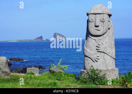 Un dol hareubang nonno statua su Jeju Island in jeju speciale provincia amministrativa in Corea del Sud Foto Stock