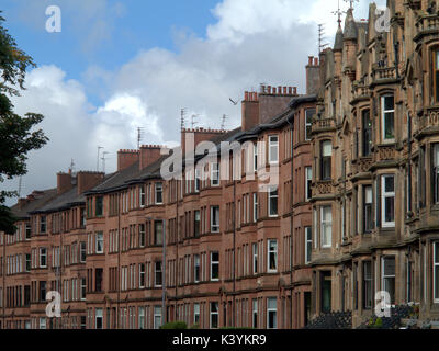 Glasgow Broomhill Drive in arenaria rossa e pietra arenaria bionda tenements cielo blu Foto Stock