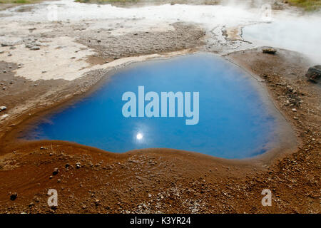 Parco Geyser in Islanda - un pool di blu per la cottura a vapore di acqua calda in uno dei fori nel terreno. Foto Stock