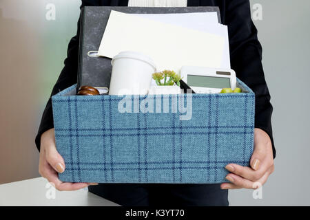 Business donna imballaggio società personali oggetti personali quando lei decide di rassegnazione e di cambiare lavoro in futuro. Foto Stock