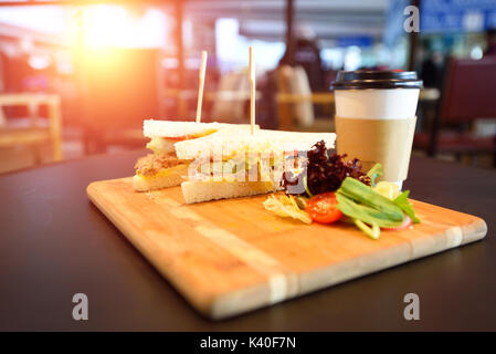 Sandwich e caffè in un coffeehouse di aeroporto. Foto Stock