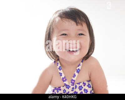 Ritratto di 2 anno di età bambina , volto sorridente su sfondo bianco Foto Stock