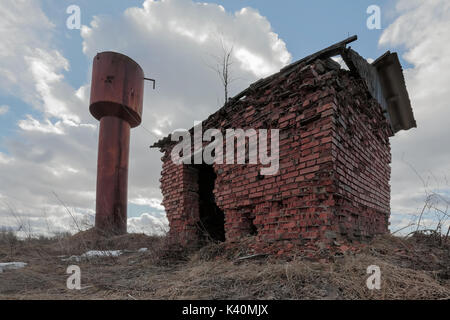 Vecchio arrugginito water tower Foto Stock