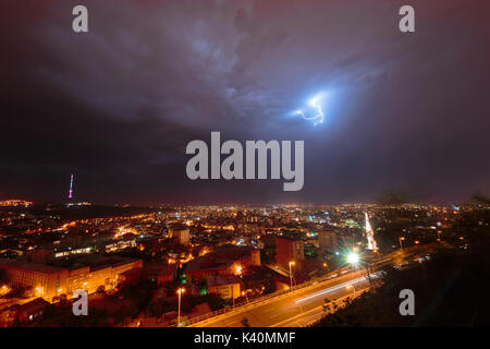 Tempesta per tutta la notte a Yerevan, Armenia Foto Stock