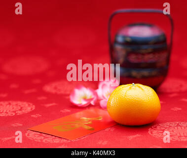 Capodanno Cinese - Mandarino e pacchetto di rosso (testo straniero significa primavera stagione) Foto Stock