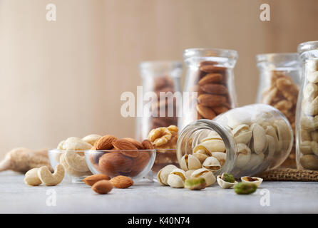 I dadi sani su sfondo di legno Foto Stock