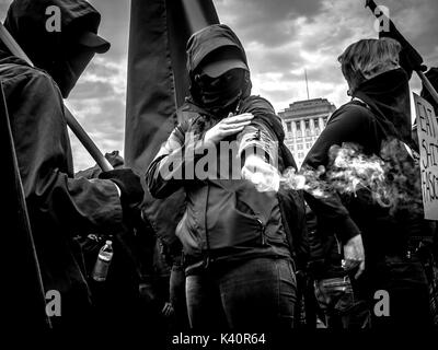 Centinaia di manifestanti antifasciste prendere in consegna nel centro cittadino di Philadelphia a rout un gruppo di nazionalisti bianco a Pro-Trump rally a fine marzo 2017. Foto Stock