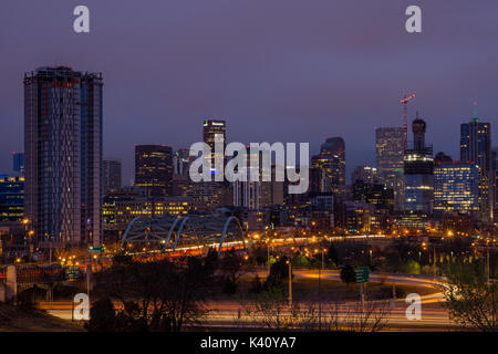 Speer Boulevard e i-25 inizio su una mattina nuvoloso. Denver, Colorado. Foto Stock