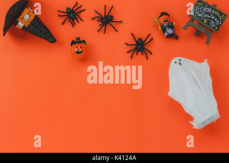 Al di sopra di vista di happy Halloween festival del concetto di sfondo.mix di segno diverso di oggetto sullo sfondo arancione.gli elementi essenziali di decorazione per la s Foto Stock