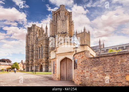 9 Luglio 2017: Wells Somerset, Inghilterra, Regno Unito - la cattedrale, uno di Inghilterra del migliore e la sede del vescovo di Bath e Wells. Foto Stock