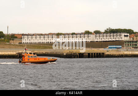 Tyne barca pilota Collingwood passa il nuovo alloggiamento modulare a North Shields, England, Regno Unito Foto Stock